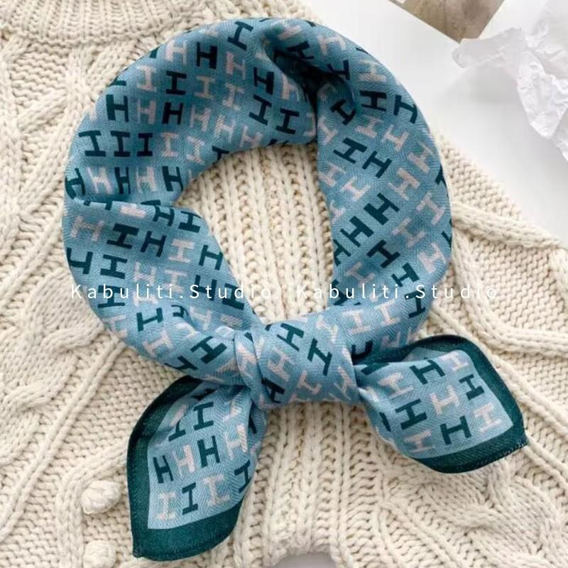 70x70cm Lightweight Square Scarf Women Vintage Black Floral Print Silk-Feel Neck Wrap UV Protection Stylish Accessory