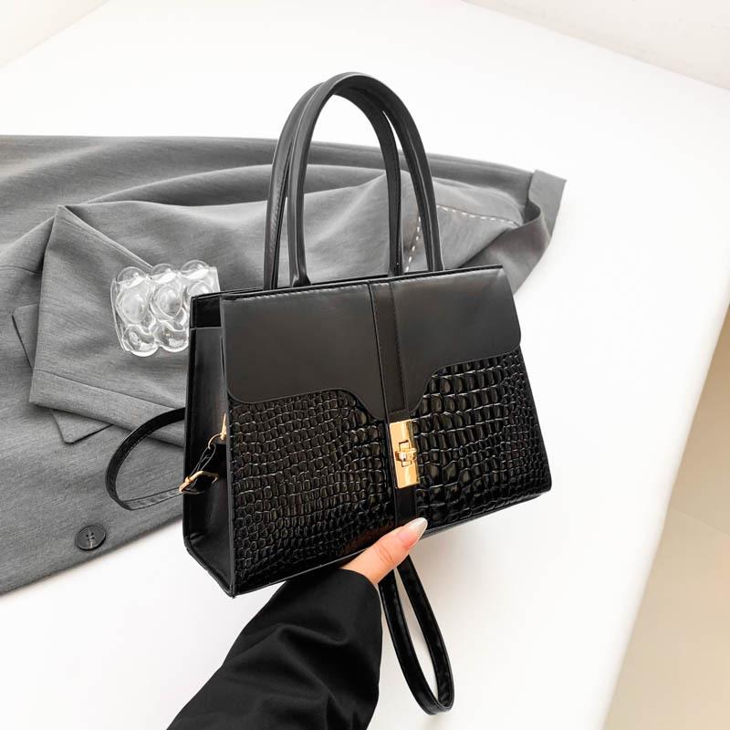 

2 autumn new niche design trendy small square bag fashionable simple casual commuter shoulder messenger women s bag чёрный