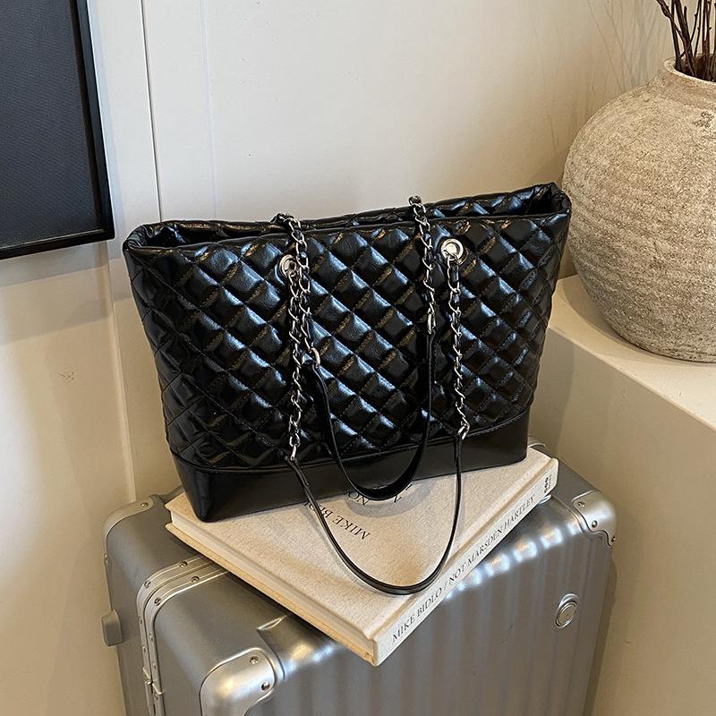 

Сумка женская большой вместимости 2025 новая осенне-зимняя модная ромбовидная сумка через плечо женская текстурная популярная сумка-тоут для通勤 40*11*25.5