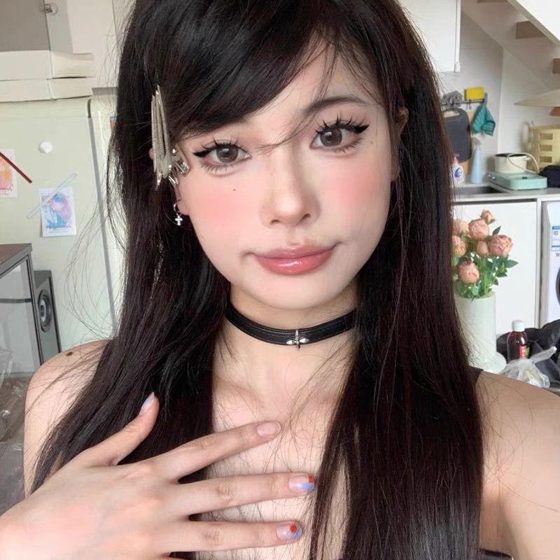 

Жіноче намисто зі шкіряною підставкою з темним хрестом та квіткою-підставкою