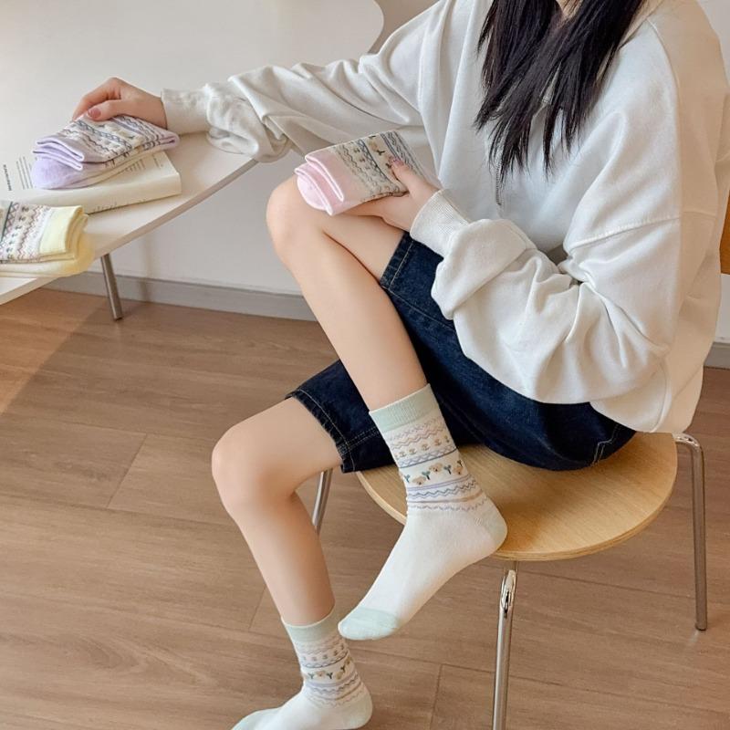 Candy-colored Socks Are Gentle and Sweet for Girls In Spring and Summer. They Are Sweat-absorbent, Breathable and Simple Cotton Socks for Commuting