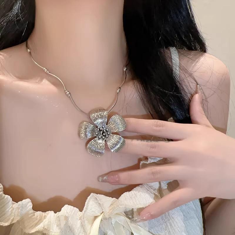 Vintage Carved Necklace Women Bohemian Style New Ethnic Flower Butterfly Necklace Silver Color Alloy Wedding Party Jewelry Gifts