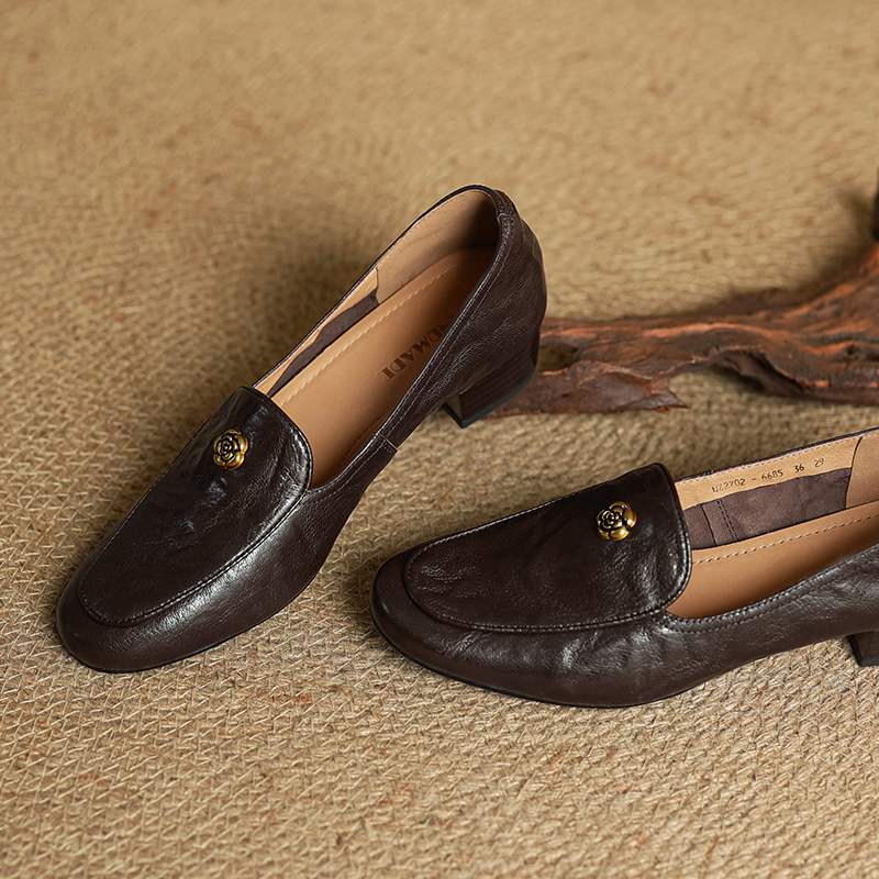 Krazing Pot Sheepskin Fashion Summer Spring Autumn Summer Slip on Women Round Toe Med Heels Metal Flowers Pleated Style Loafers