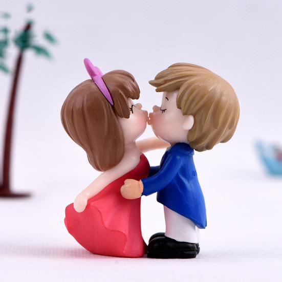 Resin Kissing Bride Groom Model Figurine Miniature Wedding Scenery Ornaments