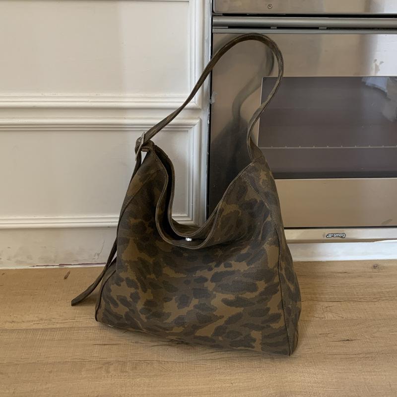 

2025 autumn new Korean large-capacity retro soft leather pleated dumpling bag lazy style casual shoulder satchel bag коричневый