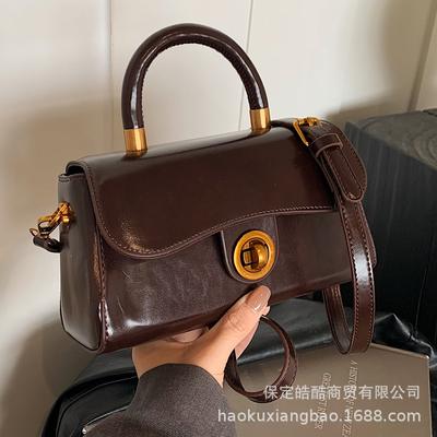 Premium Textured Bag Women's 2025 New Autumn and Winter Retro Versatile Messenger Bag Fashionable Super Fire Portable Small Square Bag