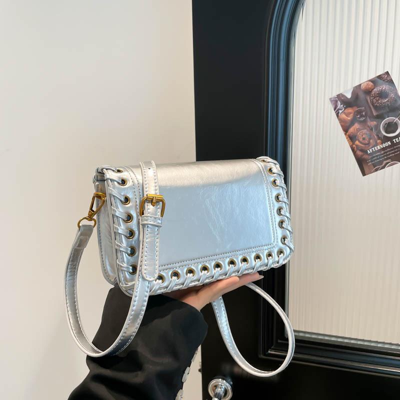 

Premium sense niche shoulder bag locomotive 2025 new women s bag versatile fashion shoulder bag woven small square bag серебряный
