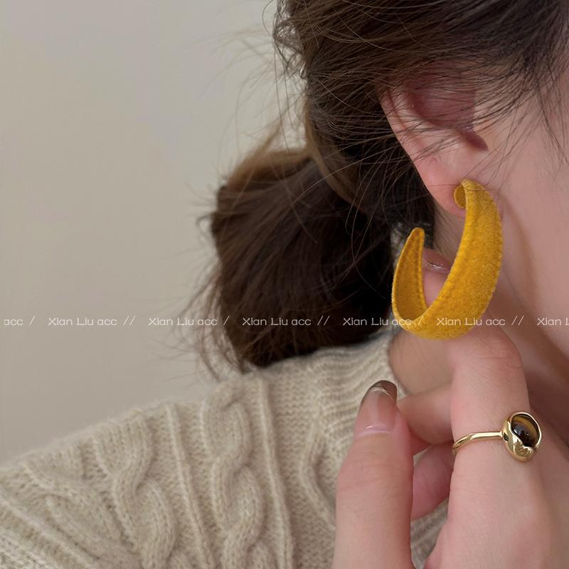 Face-sized Earrings, Autumn and Winter Flocking Ring Earrings, Women's New Popular Stud Earrings, Niche Hong Kong Style Earrings