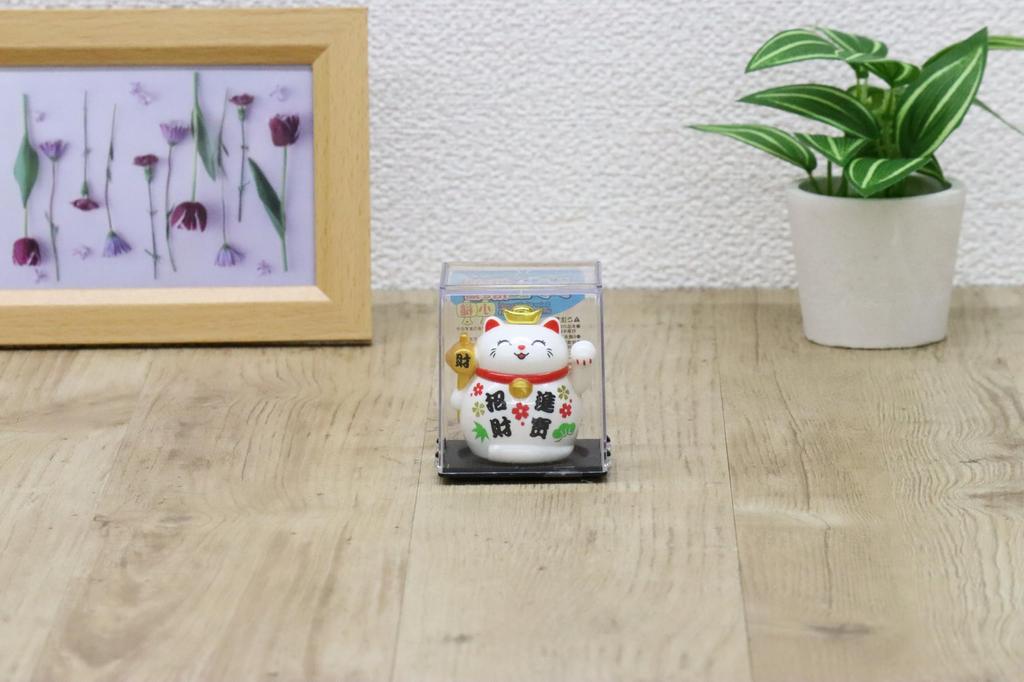 Castle Enterprises Mini Gesturing Cat Set of Bulk a Delightful Japanese Souvenir for Comes in a Clear Case Maneki-neko [Maul] (White) Solar-Powered,