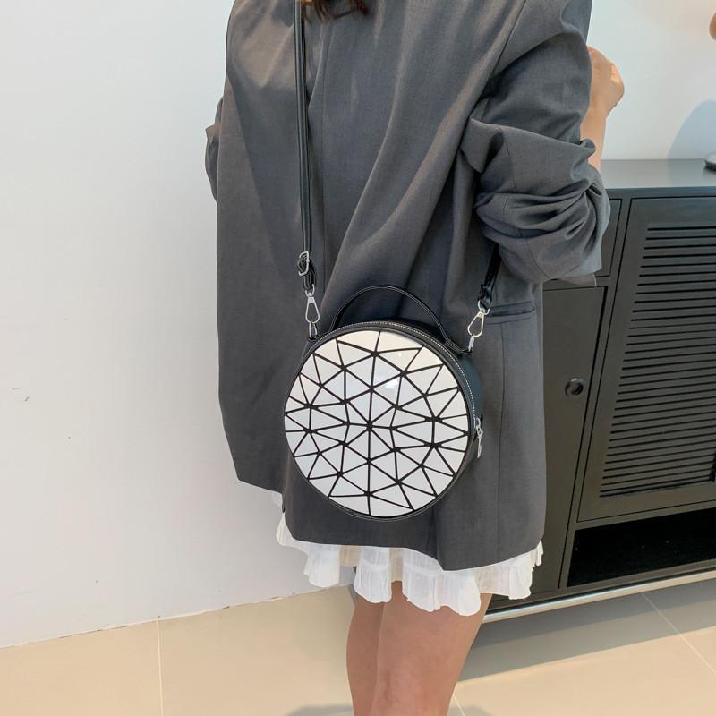 Trendige Damenhandtasche im Streetstyle, Sommer 2023, neue kleine quadratische Tasche aus PU-Material in fluoreszierenden Farben, lässige Tragetasche