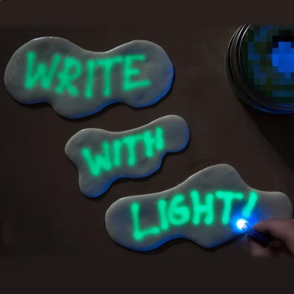 Svítivá a fluorescenční modelovací hmota