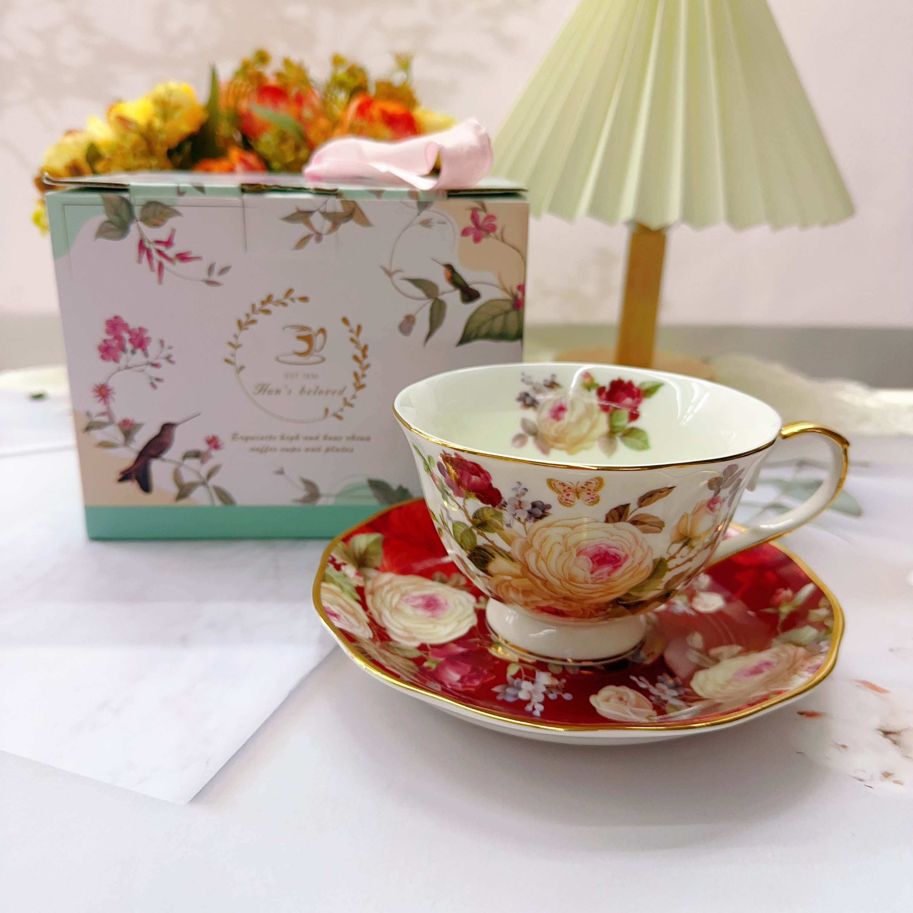 

Изысканная керамическая кофейная тарелка в европейском стиле с изображением камелии, набор для послеобеденного чая в подарочной коробке 240 мл 240ml бордовый