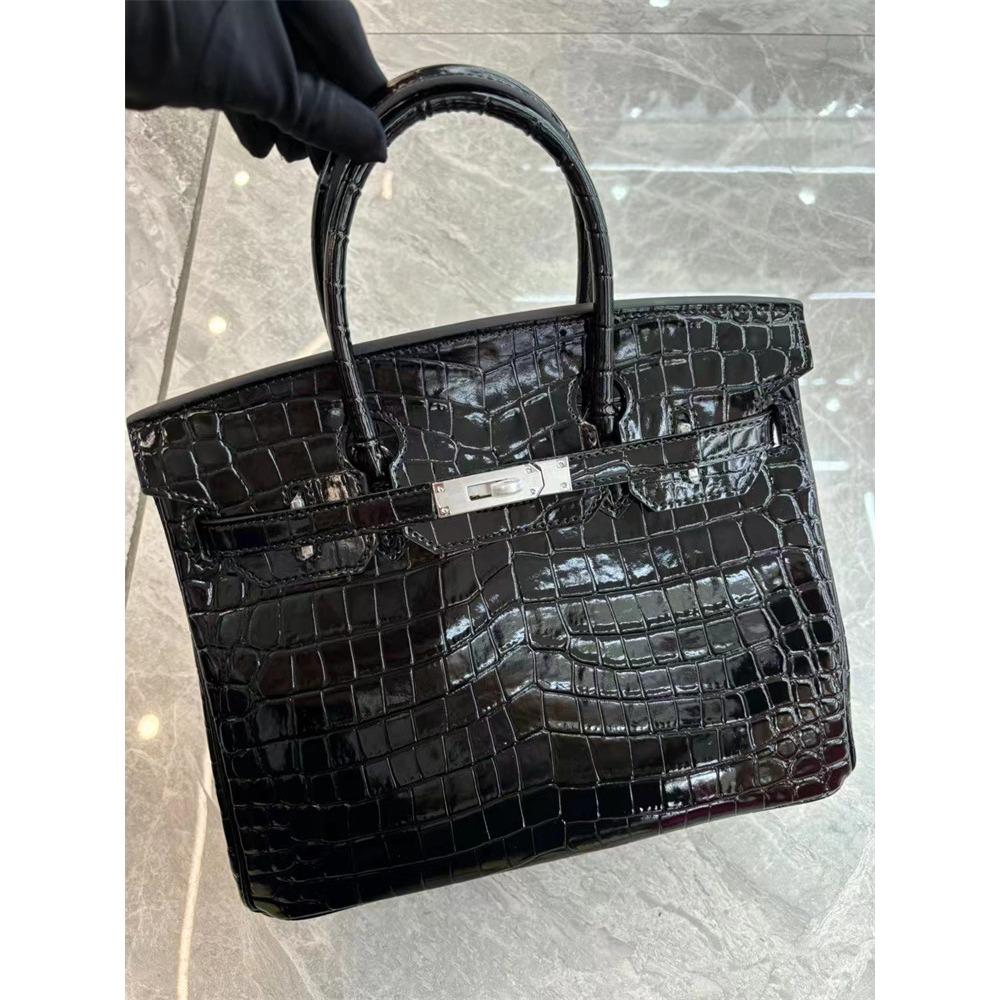 This Crocodile-patterned Cowhide Women's Bag Is a Fashionable Hand-shoulder Crossbody Bag with a Sense of Luxury and Elegance