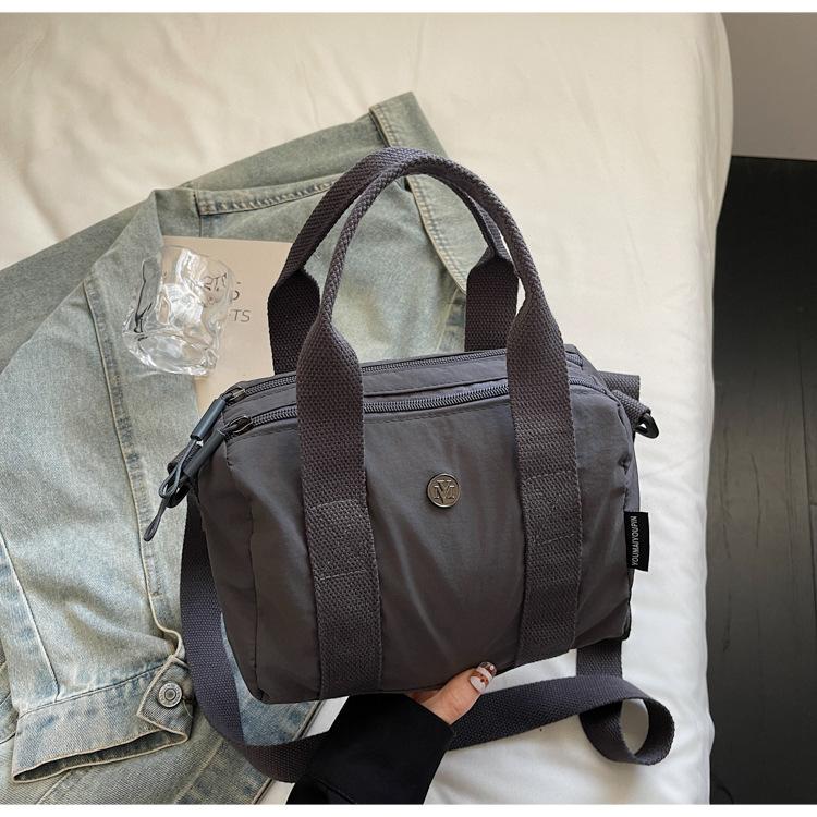 

Casual style lightweight canvas bag women s 2025 new Korean version niche hand carry commuter bag niche shoulder messenger bag серый