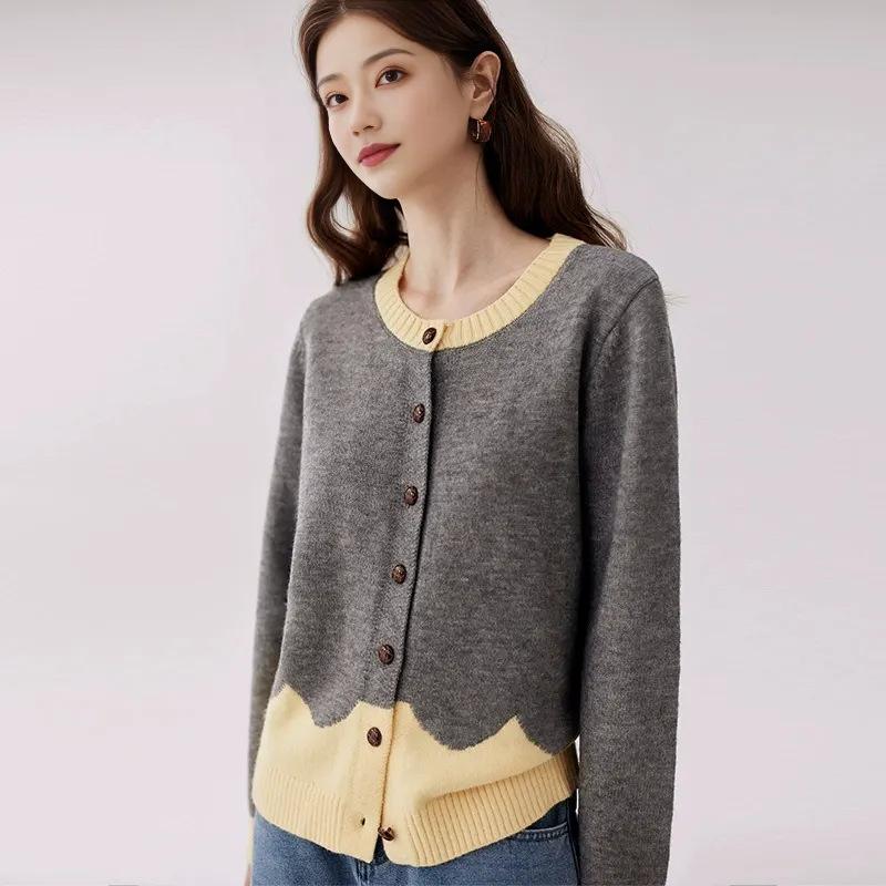 

Autumn and winter new splicing fashion and leisure high-end knitted cardigan color matching jacket sweater top women One size