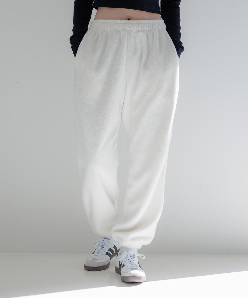 KITTY POTTERY Reversible Boa Fur Jogger Pants Ivory