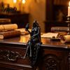 Statua Nera in Resina Stampata 3D/Resina Dama con Cappuccio Figura da Libreria Scultura Gotica Seduta