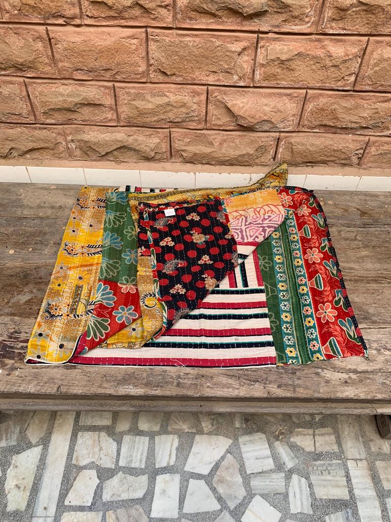Handgefertigte Kantha-Steppdecke: Florale Vintage Sari Tagesdecke