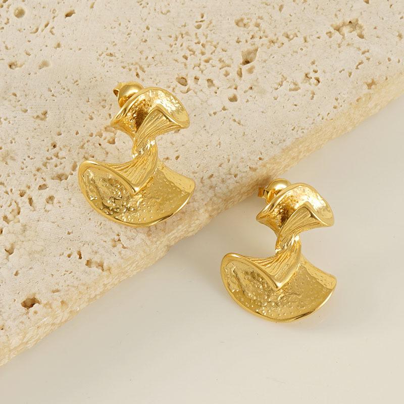 Elegant European Retro 18K Gold Fan-Shaped Ginkgo Leaf Earrings for Women