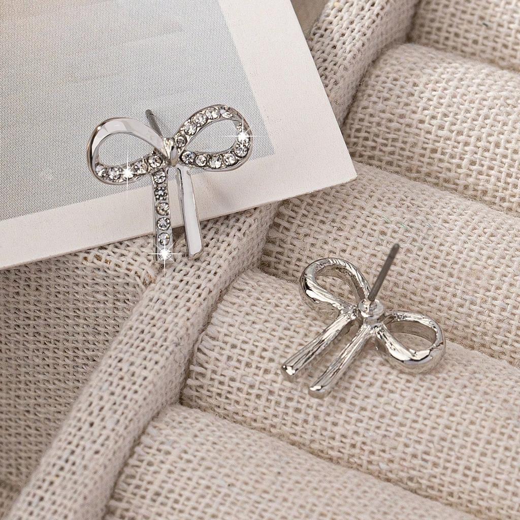 A Pair of Women's Fashionable Earrings, Simple and Elegant Zinc Alloy Earrings with Rhinestone Bowknots, Suitable for Daily Wear and Gift-Giving