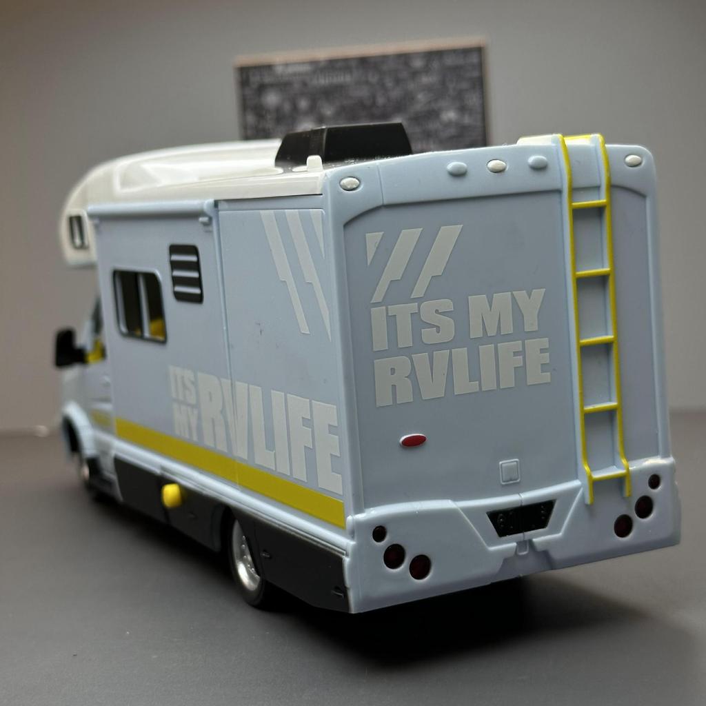 1/32 Scale Camper RV Motorhome Toys, Diecast Metal Recreational Vehicle Pretend Play Pull Back Model Car Doors & Awning Open Light Sound for Boy Girl