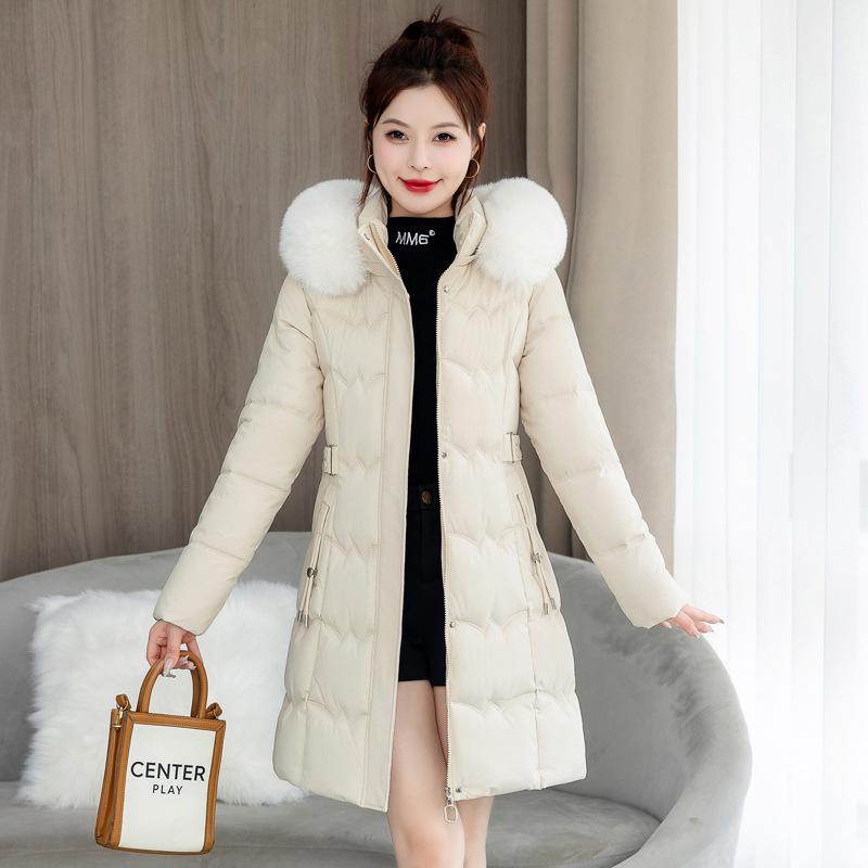 

Женское зимнее пальто: приталенный, длинный, с большим воротником из искусственного меха, кулиской на талии и очень теплой подкладкой. M белый