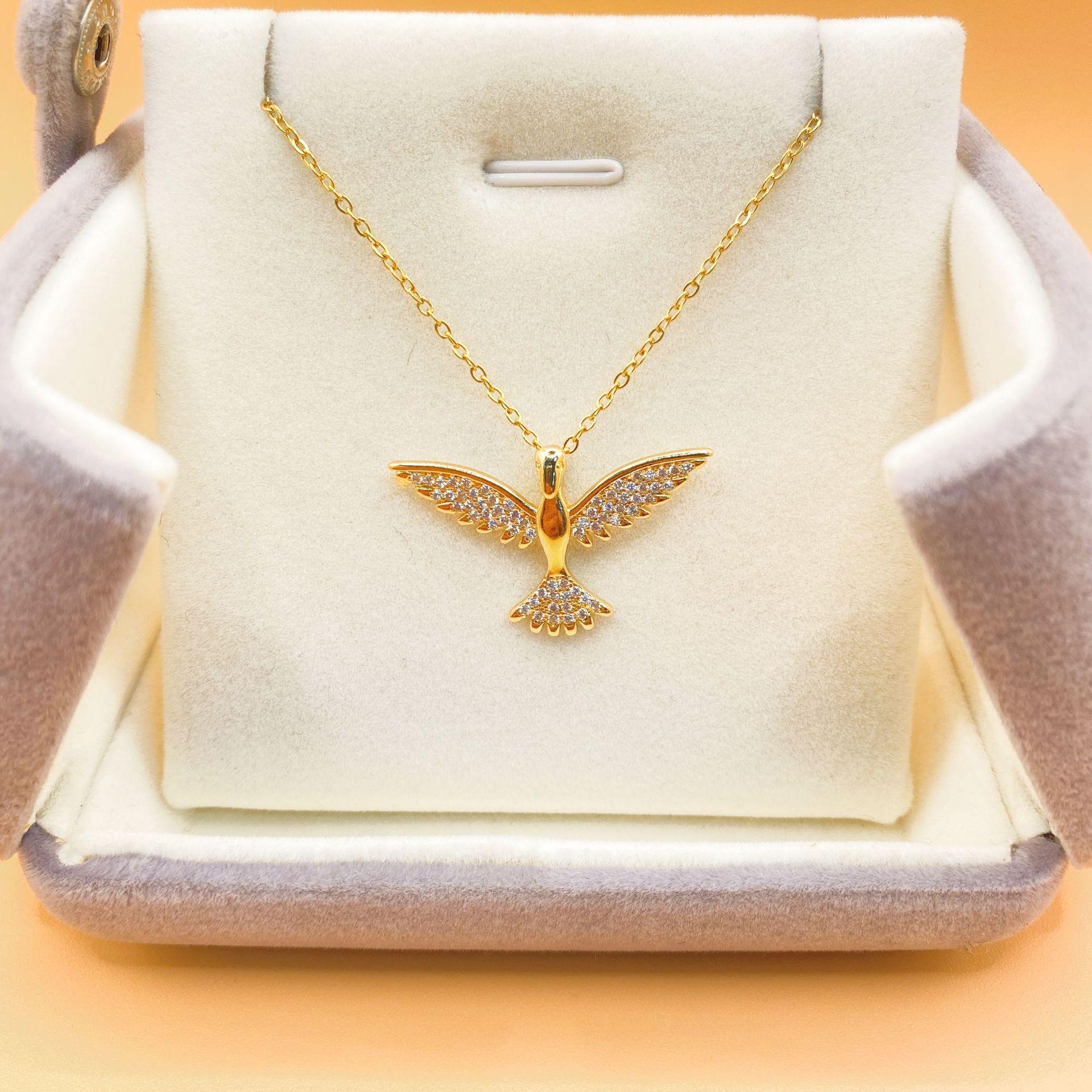 

Роскошное медное ожерелье-подвеска с золотым покрытием и летающей птицей, инкрустированной бриллиантами