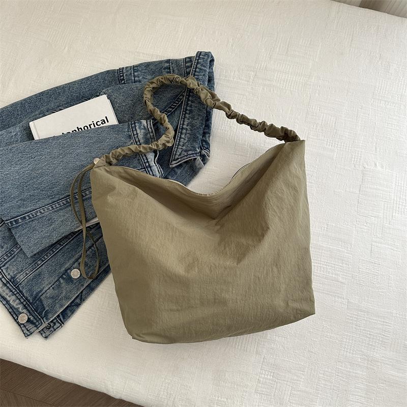 

Retro tooling nylon Korean version large capacity lazy wind solid color casual shoulder messenger bag unisex bag зелёный