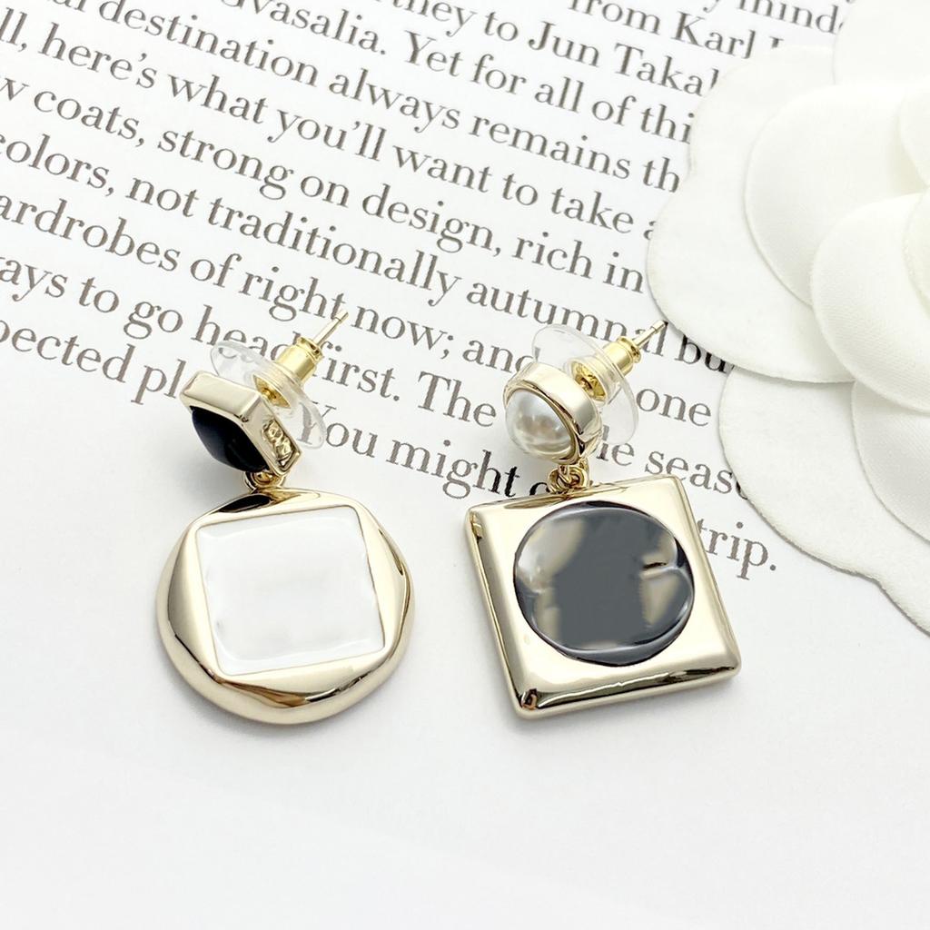 Quadratische und runde Ohrstecker in zweifarbigen Schwarz-Weiß-Tönen Hinzufügen von Nietenelementen Modisch und exquisit, hochwertige, kundenspezifische Galvanisierung