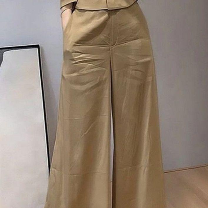 Elegant 2026 Outfit: High-End Khaki Top & Wide-Leg Pants with Chic, Waist-Cinched Design