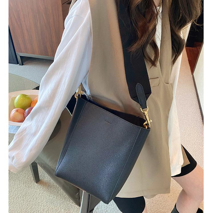 2023 New star with the same wide shoulder strap sangle bucket bag single shoulder oblique span leather women's bag simple child and mother bag