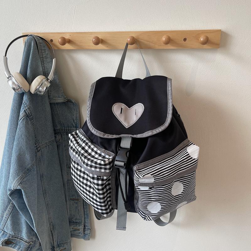 

Корейская версия нишевого цветового сочетания карманного рюкзака лето 2025 новая модная простая сумка высокая ценность сумка для отдыха чёрный