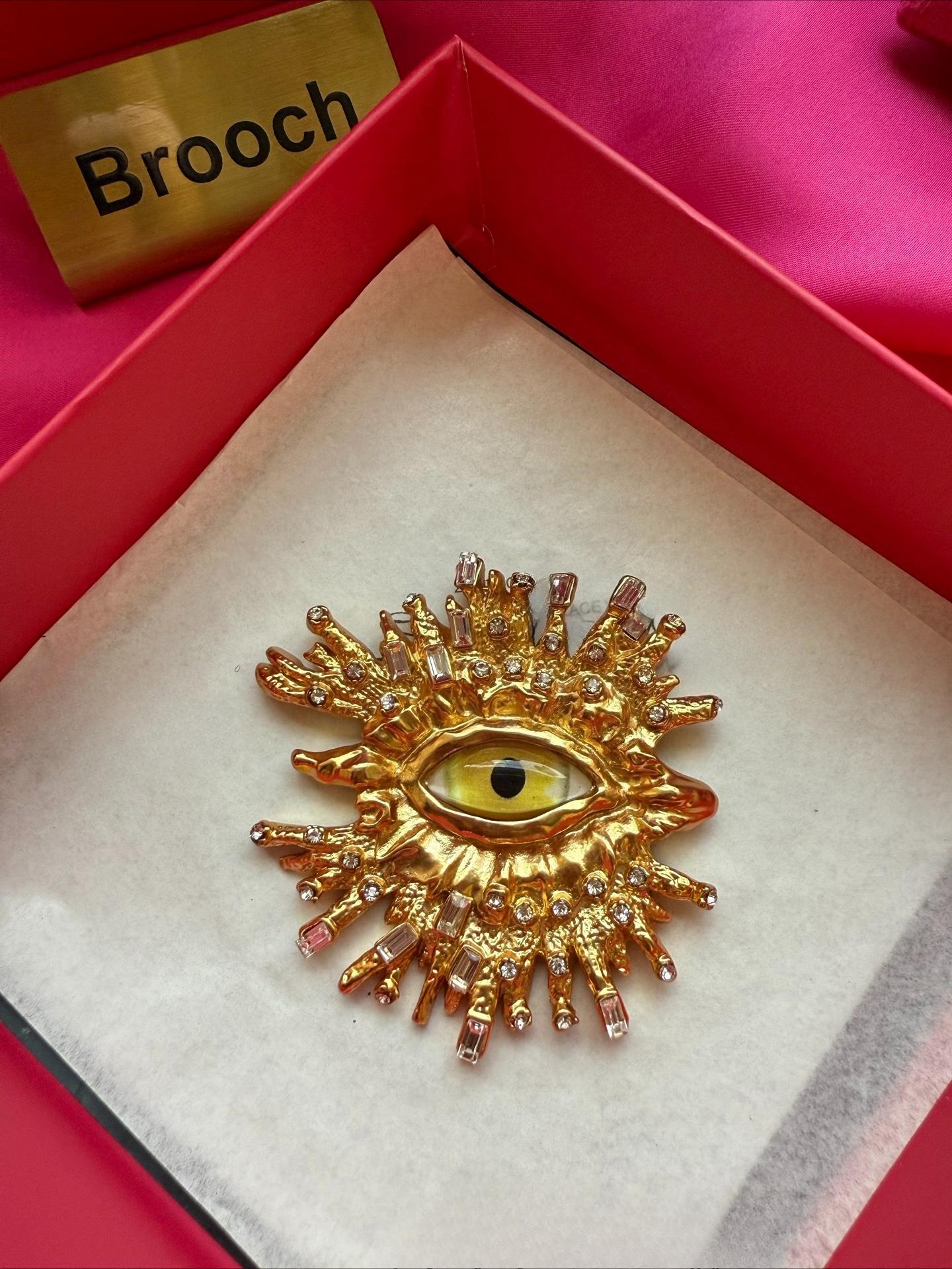Gold Plated Retro Eye Brooch Crystal Inlaid Sunburst Statement Brooch Vintage Fashion Jewelry Popular in Europe and America 18K Gold Plated
