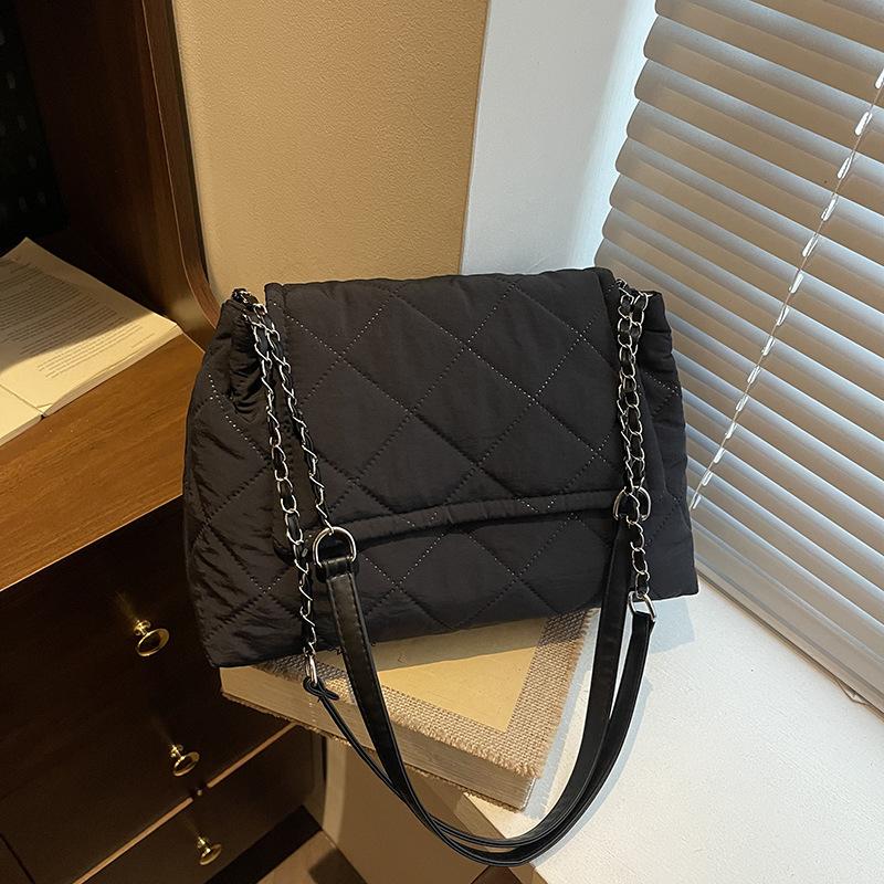 

Solid color fashionable versatile high-end textured small square bag women s Korean version ins autumn and winter retro casual shoulder bag чёрный