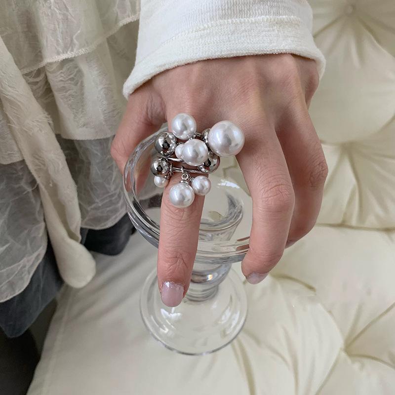 

Модное многослойное кольцо с жемчужной бахромой, преувеличенная легкая роскошь, кольцо на указательный палец высокого класса, нишевое индивидуальное холодное ветровое украшение для рук