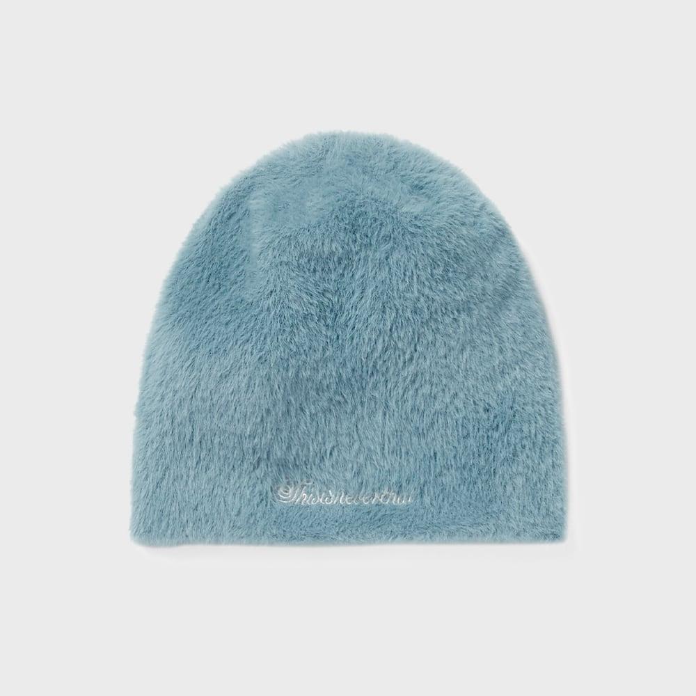 Эта шапка-бини светло-голубого цвета никогда не бывает такой лохматой, без отворота F