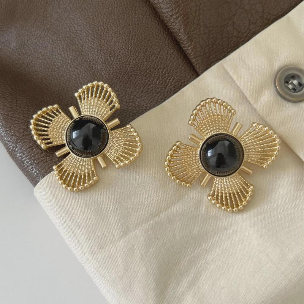 Elegant Retro French Light Luxury Hollow Four-Leaf Flower Earrings for Women