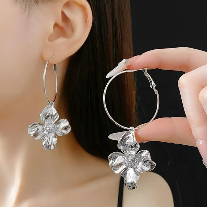 

Heavy Industry Metal Flower Earrings Light Luxury Design Exquisite Celebrity Internet celebrity earrings серебряный