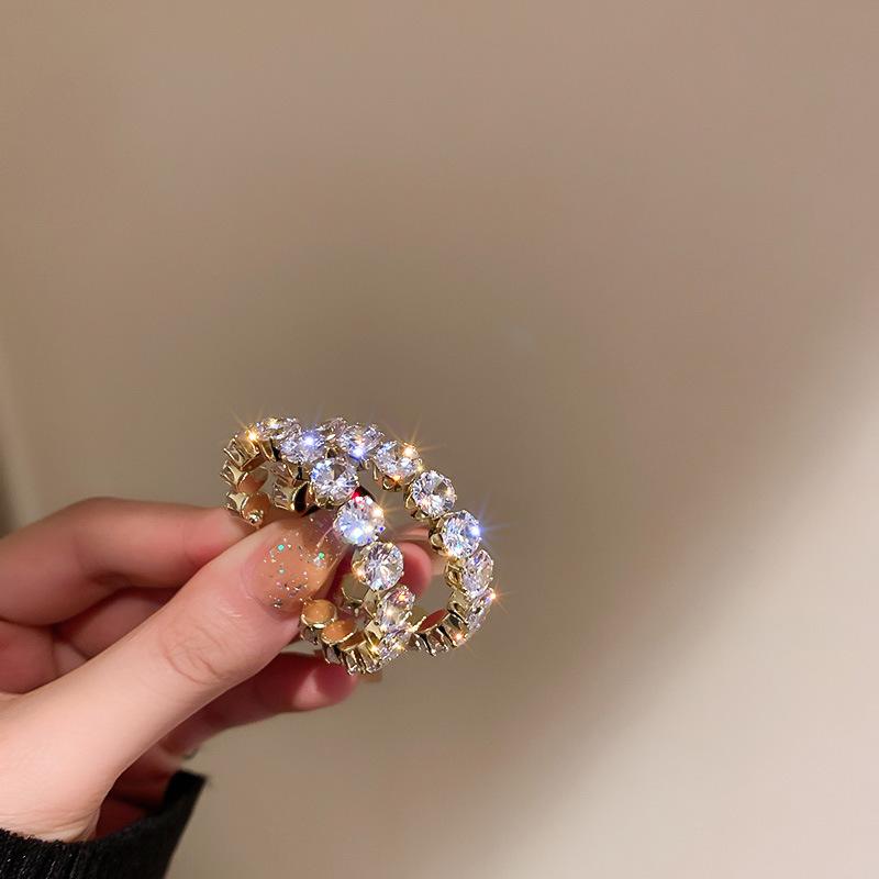 Silberne Nadel Grüne Zirkon C-förmige Ohrringe: Europäische & Amerikanische Modeohrringe mit Diamanten für Damen.