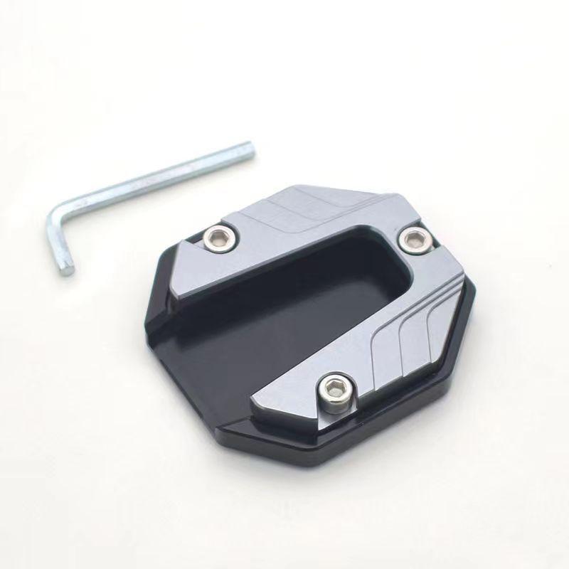 

Новая подставка для мотоцикла из алюминиевого сплава, удлинитель боковой подставки для ног, опорная пластина, аксессуары для мотоциклов Foot support pad серебряный