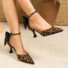 Scarpe col tacco alto eleganti da donna con stampa leopardata, punta acuminata e dettaglio fiocco, tacco gattino, per matrimoni