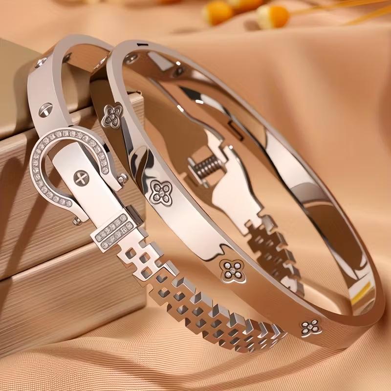 Браслет из титановой стали и кожи с цирконами в виде четырехлистного клевера