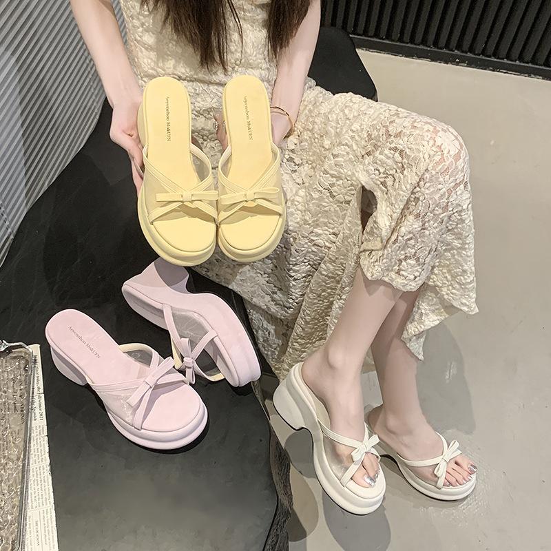 Thick-bottomed Cool Slippers Summer Wear High-end Fashion Wear Girls Slope Heel Slippers Beach One-word Drag