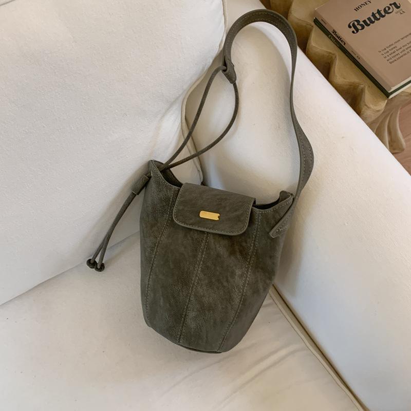 

Корейская сумка через плечо в иностранном стиле, замшевая сумка под мышкой, женская осенне-зимняя 2025 новая нишевая ретро сумка-мессенджер, сумка-ведро зелёный