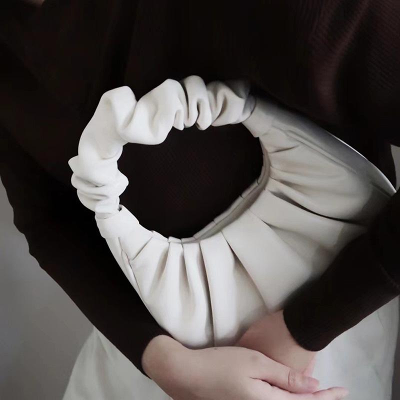 Niche design cloud bag  armpit bag  pleated handbag  fashionable and trendy hand-held cow horn high-end bag
