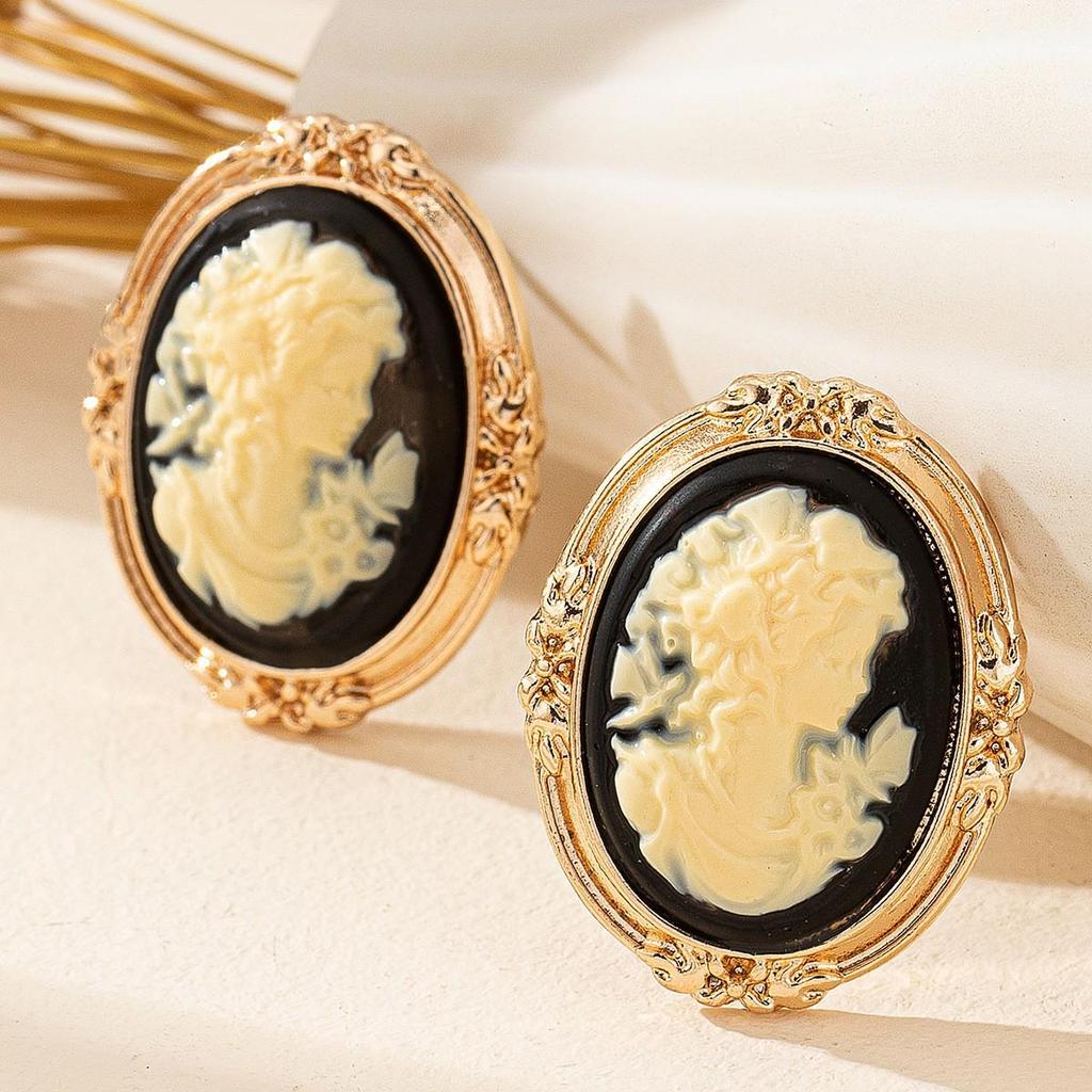 Retro Chic European & American Queen Alloy Drop Earrings for Women