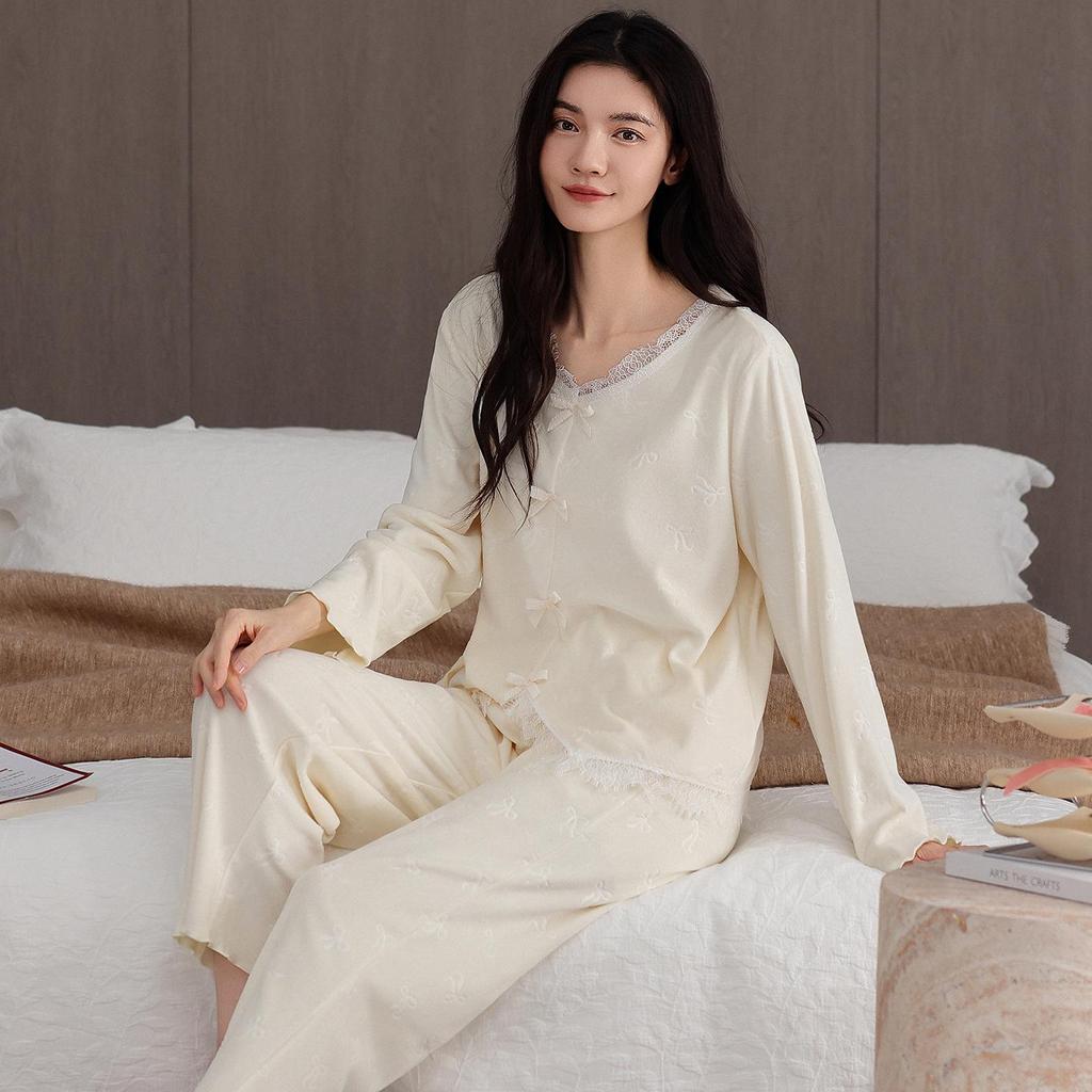 Women's Long-Sleeve Sea Island Velvet Pajamas Set - Winter Warm, Cute Style, Suitable for Outdoor Wear.