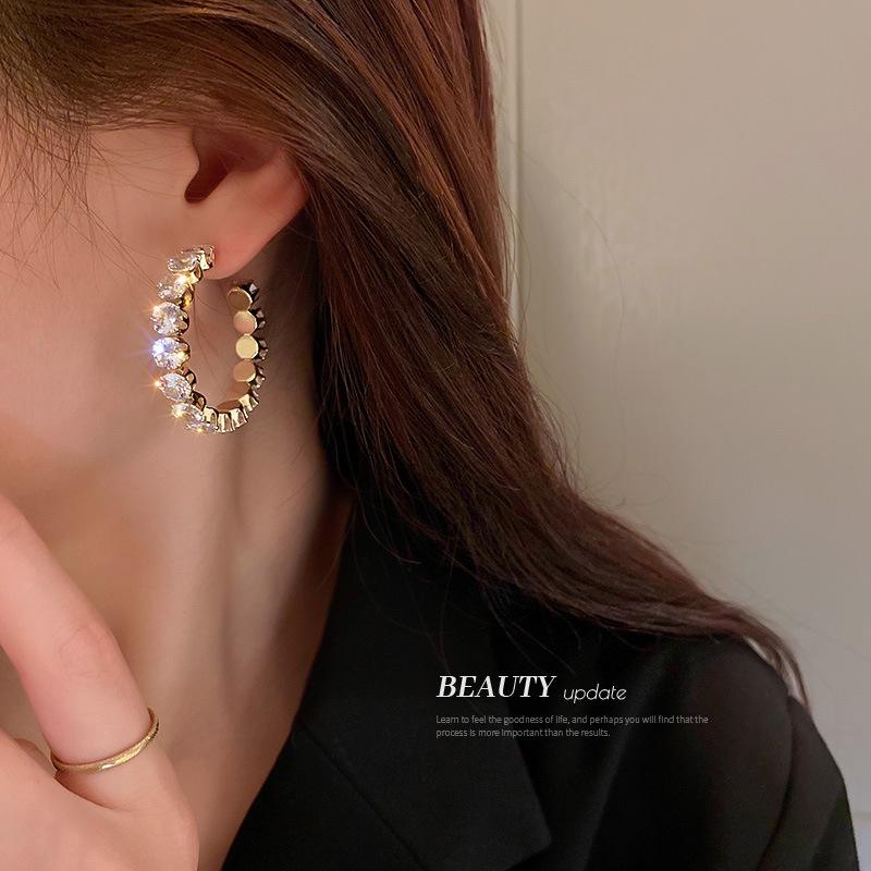 Silver Needle Green Zircon C-shaped Ear Cuff Earrings - Women's European & American Fashion, Exaggerated, Light Luxury, High-End Feel.