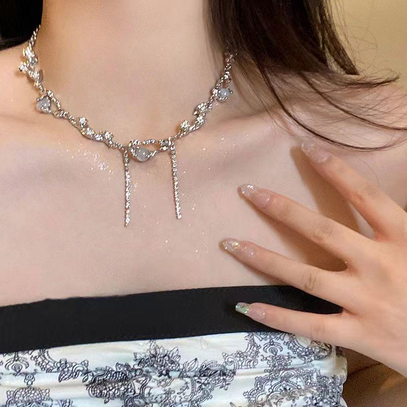 

White moonlight zircon collarbone chain women s high-end niche design light luxury necklace sweet cool babes with jewelry tide