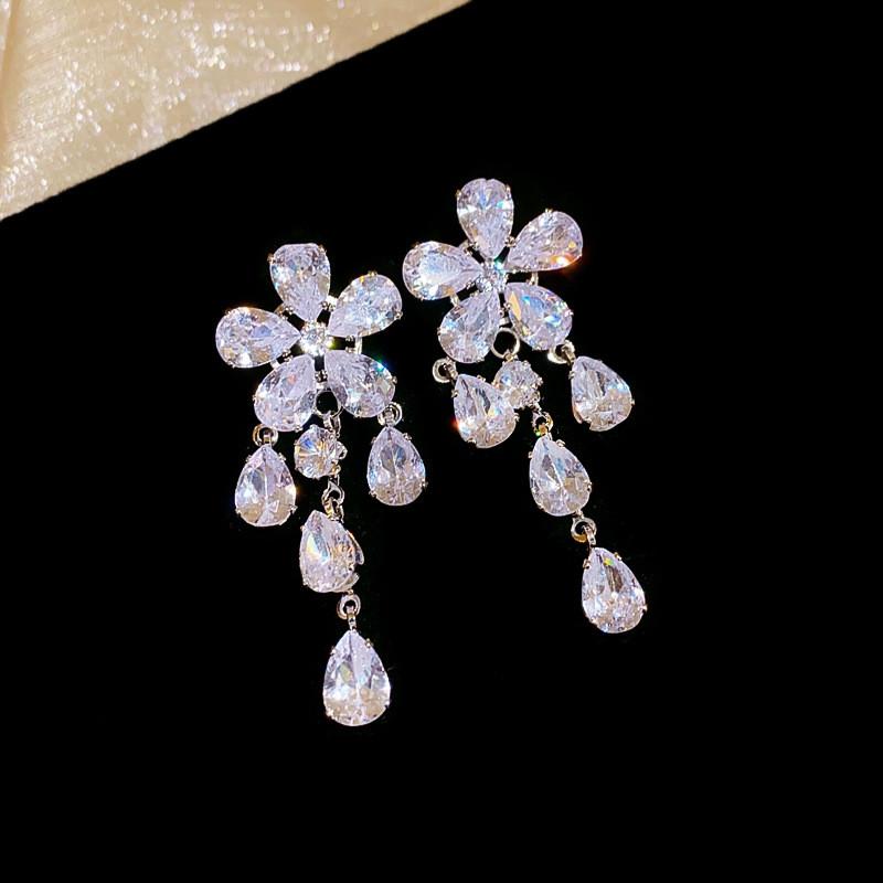 Zircon Flower Water Drop Necklace For Elegant Women With Copper Material And Lockbone Style Silver Needle